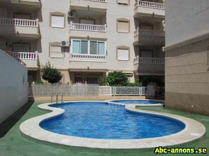 Bottenvånings lägenhet med en stor terrass och pool i Nueva