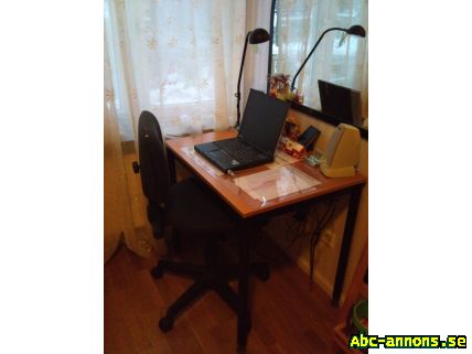 Skrivbord, kontorsstol och lampa (IKEA)