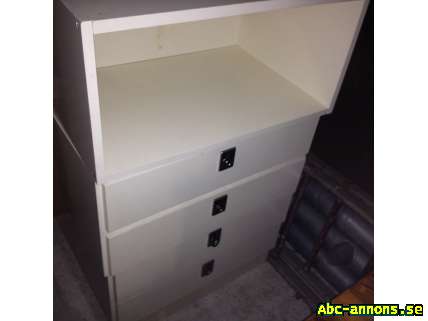Byrå IKEA 2+2 med öppen hurts. Färg vit.